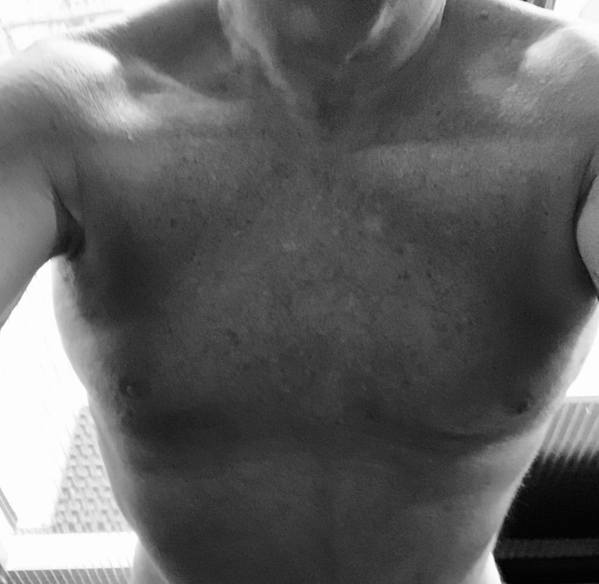 Boldie6113's tweet photo. En weer thuis van de fitness. Heel langzaam gaat er kilo na kilo af. Nog 10 😱💪💪 https://t.co/4sCE5AqZID