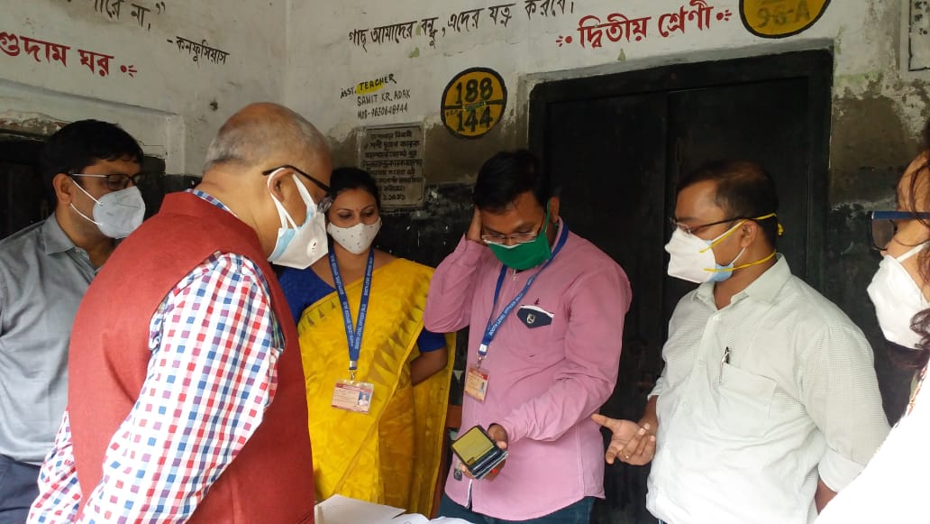 CEOWestBengal's tweet photo. Checking of Garuda app of the android phone of BLO by Addl. CEO Shri. Amit Roy Choudhury &amp;  Dy. CEO Shri. Anjan Ghosh at Singur assembly constituency of Hooghly District.
@SpokespersonECI @ECISVEEP @rajivkumarec https://t.co/HvUo0IVPOT