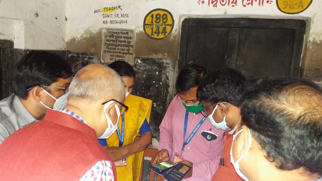 CEOWestBengal's tweet photo. Checking of Garuda app of the android phone of BLO by Addl. CEO Shri. Amit Roy Choudhury &amp;  Dy. CEO Shri. Anjan Ghosh at Singur assembly constituency of Hooghly District.
@SpokespersonECI @ECISVEEP @rajivkumarec https://t.co/HvUo0IVPOT