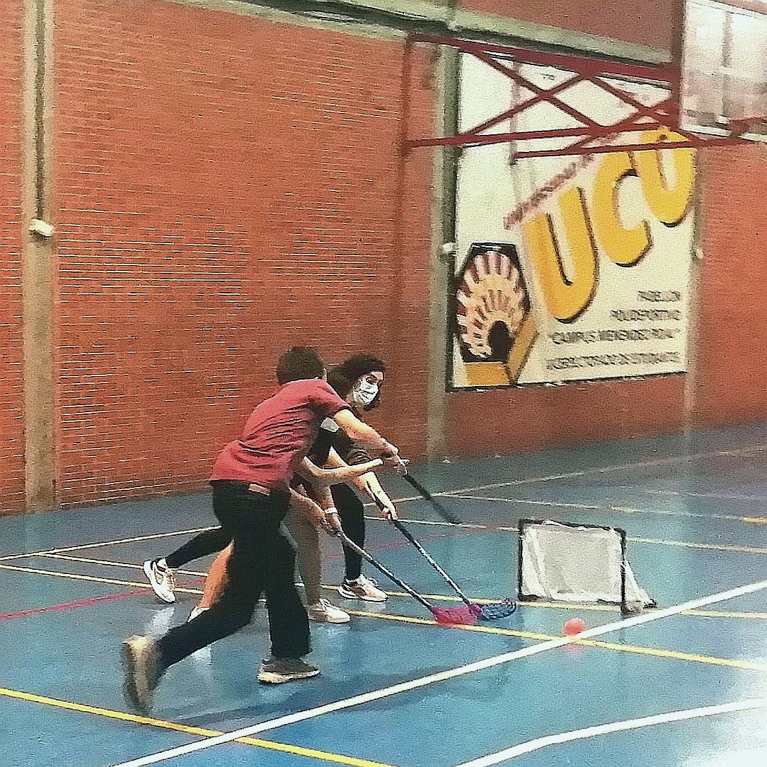 CDSuperglads's tweet photo. El viernes tarde volvimos a colaborar con la @Univcordoba con un taller gratuito de iniciación al #floorball #unihockey a alumnado norteamericano del programa #PRESCHO de @UCOLetras. @Ucodeporte_ cedió la pista en la que nos sentimos en casa
#HockeyDeLasUnis
#DeporteMixto 🥅🏑❤️ https://t.co/zEwqIXchO4