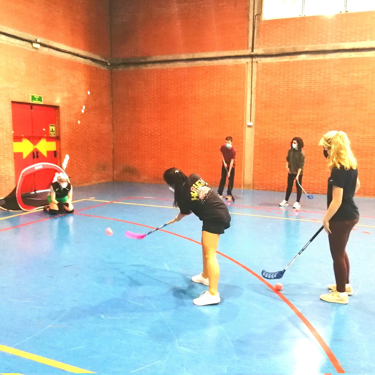 CDSuperglads's tweet photo. El viernes tarde volvimos a colaborar con la @Univcordoba con un taller gratuito de iniciación al #floorball #unihockey a alumnado norteamericano del programa #PRESCHO de @UCOLetras. @Ucodeporte_ cedió la pista en la que nos sentimos en casa
#HockeyDeLasUnis
#DeporteMixto 🥅🏑❤️ https://t.co/zEwqIXchO4