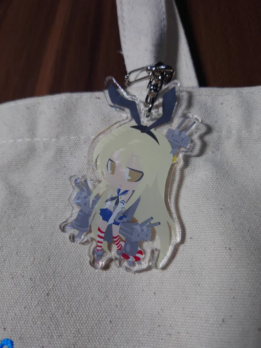 礼麻さん()の島風ちゃんアクリルキーホルダーめっちゃ可愛くてすきすきなので島風ちゃんトートバッグに付けた! 