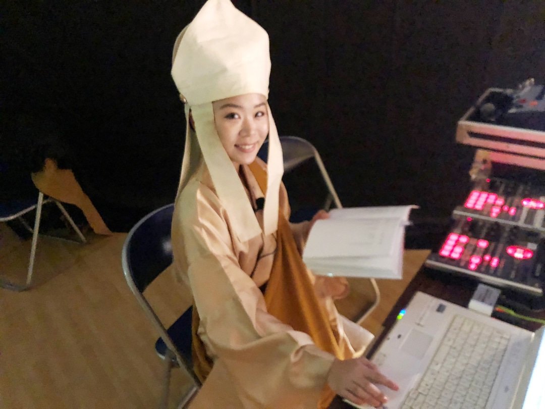 p_korobe's tweet photo. 「ブログの写真撮るよ」っていうのと素の自分てやっぱり違うね笑笑  体育館での公演、この寒い時期に頂く暖かい飲み物って本当に有難いです(´-`) 2.3回の公演時の糖分補給のおやつもとっても励みになります…！！  先生方保護者の皆様、お忙しい中本当にありがとうございます！！ https://t.co/FQcDhWpkvW