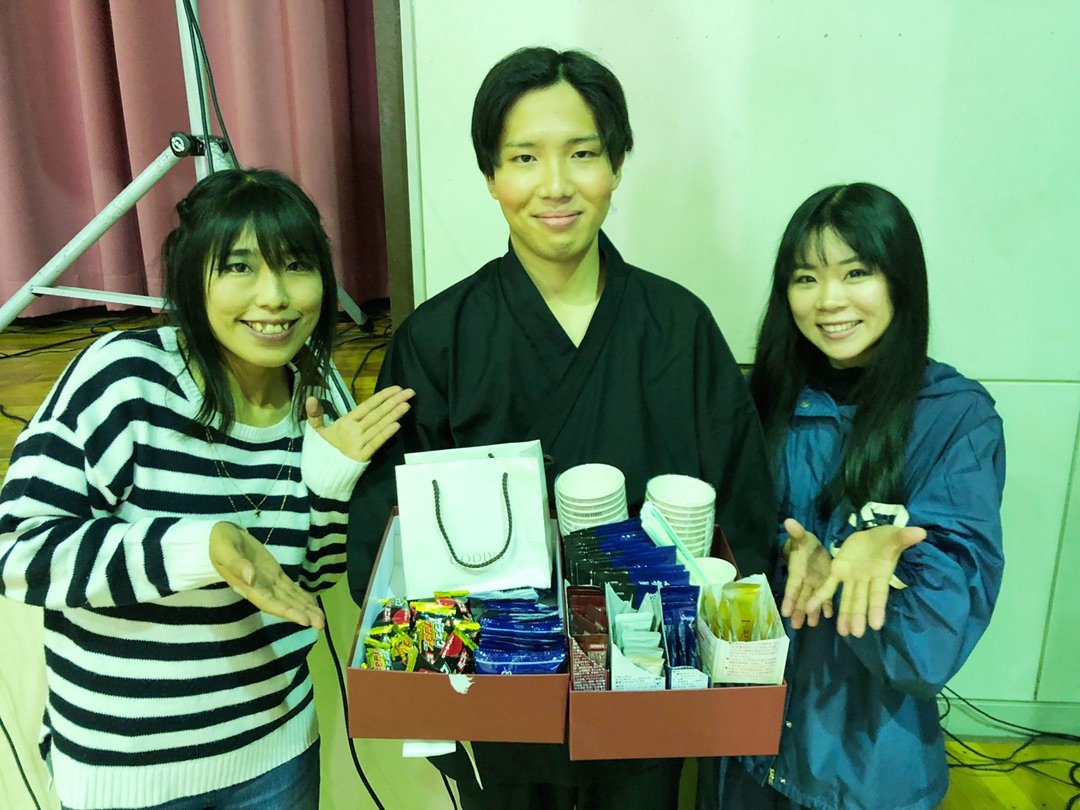 p_korobe's tweet photo. 「ブログの写真撮るよ」っていうのと素の自分てやっぱり違うね笑笑  体育館での公演、この寒い時期に頂く暖かい飲み物って本当に有難いです(´-`) 2.3回の公演時の糖分補給のおやつもとっても励みになります…！！  先生方保護者の皆様、お忙しい中本当にありがとうございます！！ https://t.co/FQcDhWpkvW