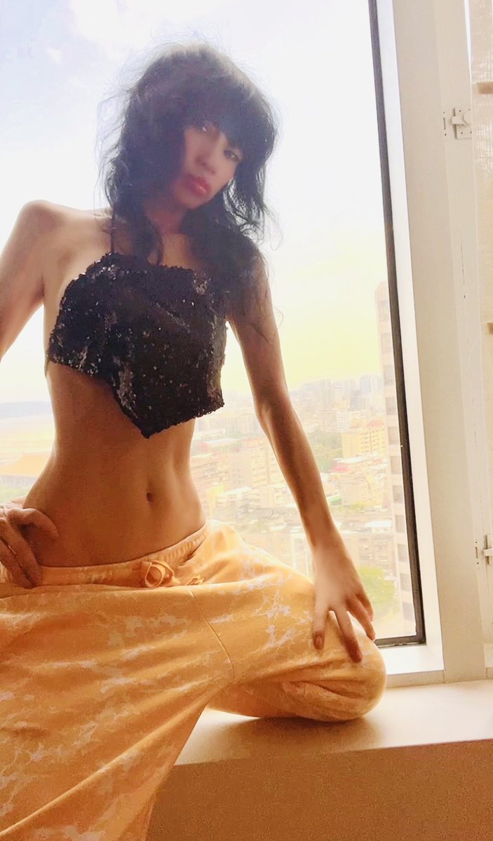 RealBaiLing's tweet photo. What makes you happy?
Below my hotel window, that is the #swimmingpool I was #swimming the otherday still celebrating me #outofquarantine you have no clue how happy I am for this, so so so happy!!! Such a heavy shadow https://t.co/GEwIlDibK6 #bailingmovie #白靈 #白靈電影 #金馬獎 https://t.co/8MpKYFq6EY