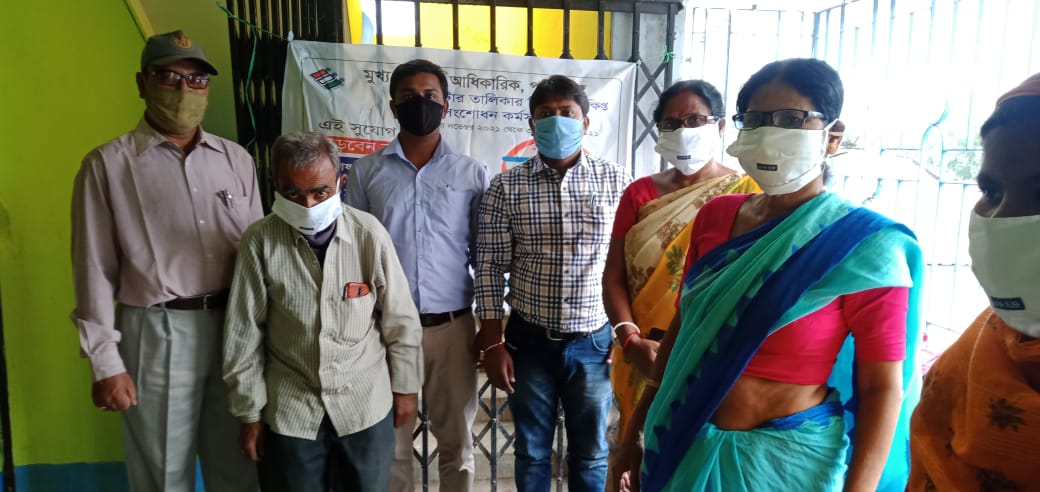 CEOWestBengal's tweet photo. Polling Stations visit on Special Campaign Day 21.11.2021 by AERO &amp; officials at Kumarganj assembly constituency of Dakshin Dinajpur District.
@SpokespersonECI @ECISVEEP @rajivkumarec https://t.co/yWxzw0Vv37