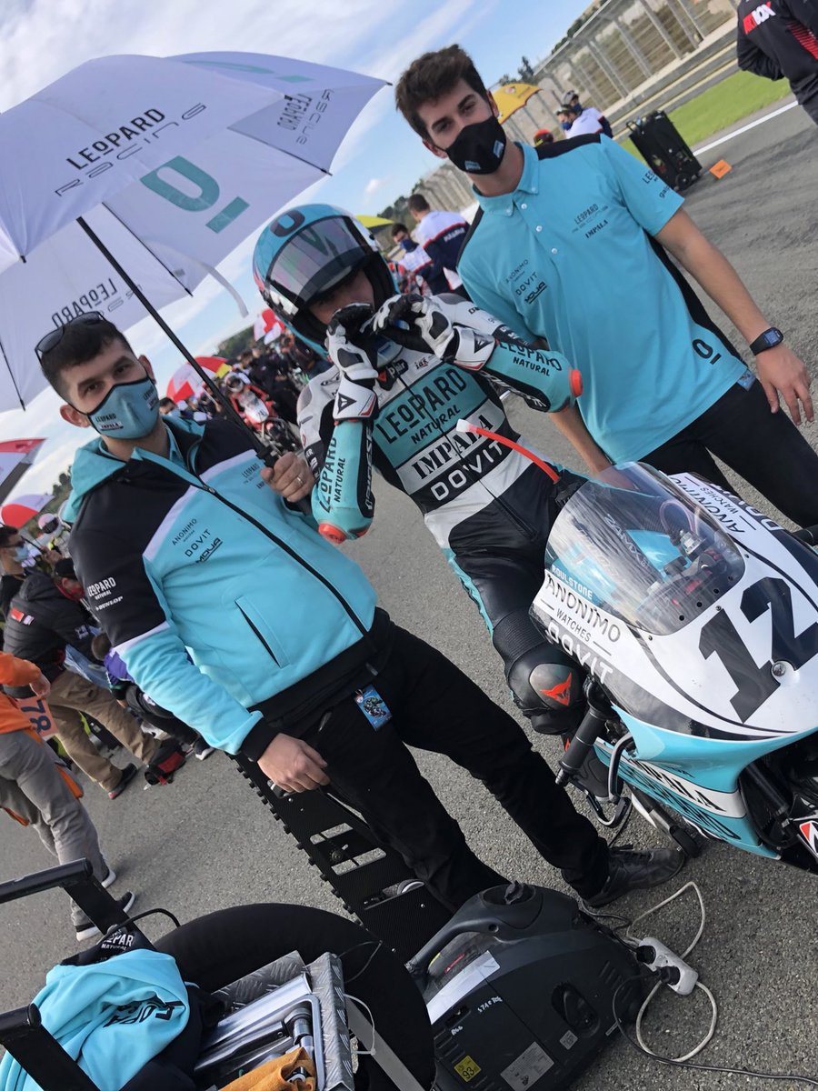leopardFIMCEV's tweet photo. Segundos para que empiece la primera carrera de la ETC de hoy. Vamos!
#leopardimpalajuniorteam #fimcevrepsol #le0pardracing #leopardnatural #EuropeanTalentCup #ETC https://t.co/jctoZP2tpv