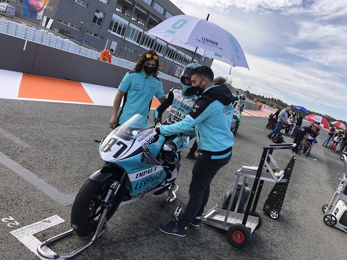 leopardFIMCEV's tweet photo. Segundos para que empiece la primera carrera de la ETC de hoy. Vamos!
#leopardimpalajuniorteam #fimcevrepsol #le0pardracing #leopardnatural #EuropeanTalentCup #ETC https://t.co/jctoZP2tpv