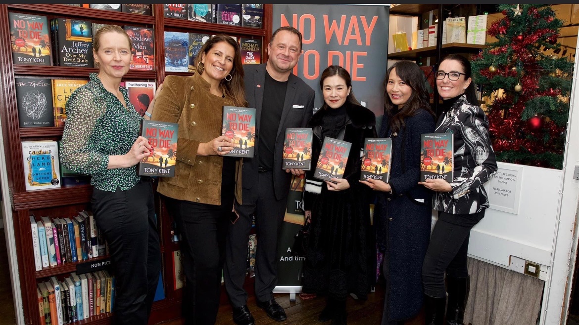 EwingLaw1's tweet photo. @EwingLaw1
  in conjunction with 
@GoldsboroBooks
  attending the book launch of EwingLaw’s Associate Counsel Tony Wyatt, aka bestselling thriller writer Tony Kent 
@TonyKent_Writes https://t.co/WQZ5YElVNs