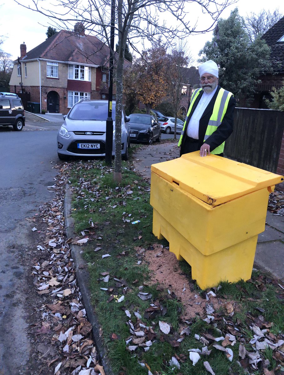 birdijaswant's tweet photo. #BablakeResidents at Lionsfield Av lobbying @coventrycc for a #GritBin to be allocated along the Road so that it can be gritted during freezing weather to make it safe. Finally City Council listened & put a Grit Bin as requested and even gave demonstration how to spread the Grit. https://t.co/WCD0hQvYAx