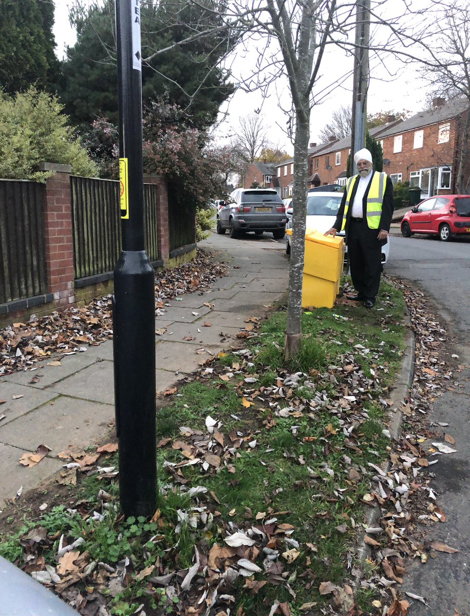 birdijaswant's tweet photo. #BablakeResidents at Lionsfield Av lobbying @coventrycc for a #GritBin to be allocated along the Road so that it can be gritted during freezing weather to make it safe. Finally City Council listened & put a Grit Bin as requested and even gave demonstration how to spread the Grit. https://t.co/WCD0hQvYAx