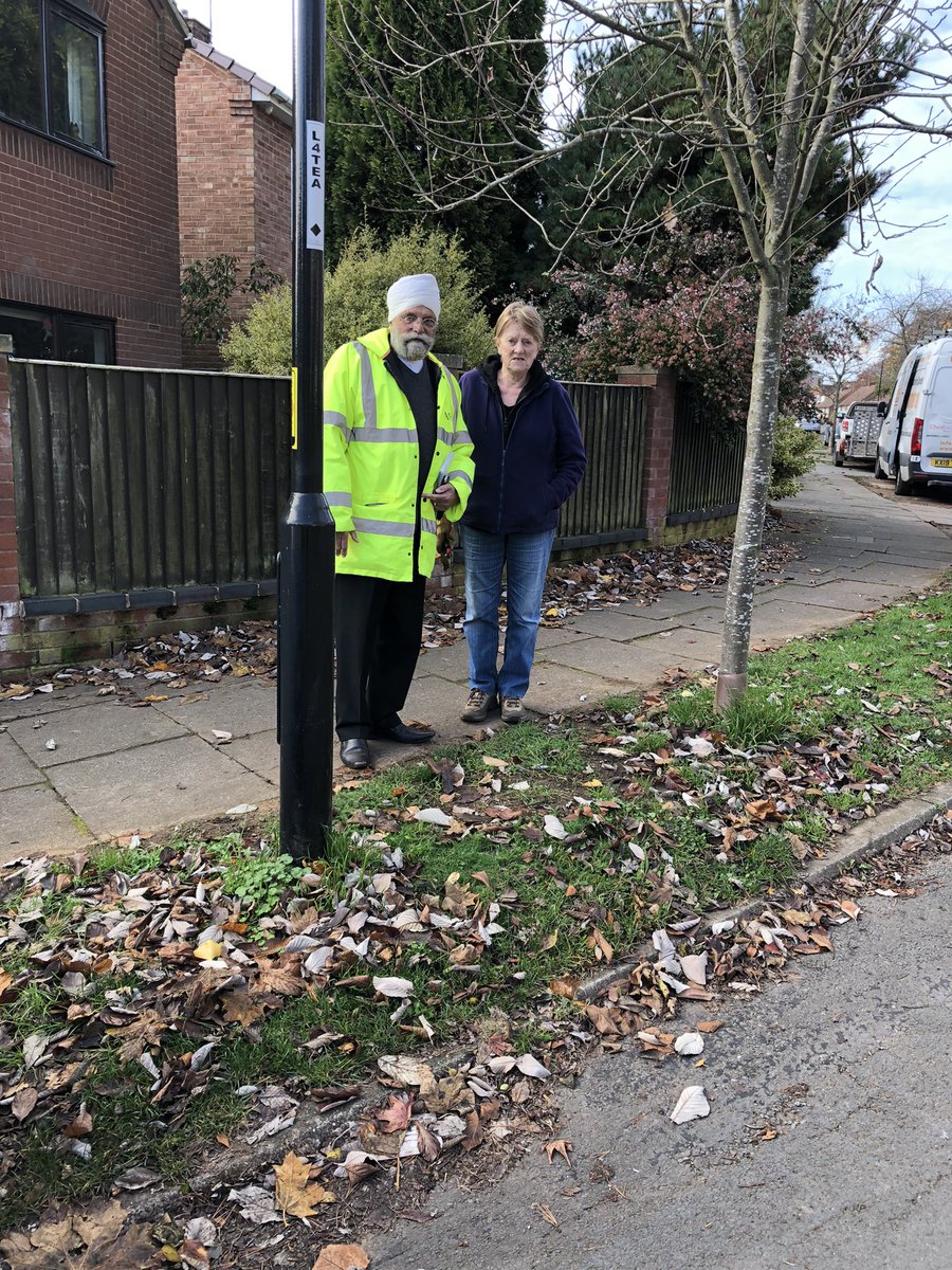 birdijaswant's tweet photo. #BablakeResidents at Lionsfield Av lobbying @coventrycc for a #GritBin to be allocated along the Road so that it can be gritted during freezing weather to make it safe. Finally City Council listened & put a Grit Bin as requested and even gave demonstration how to spread the Grit. https://t.co/WCD0hQvYAx