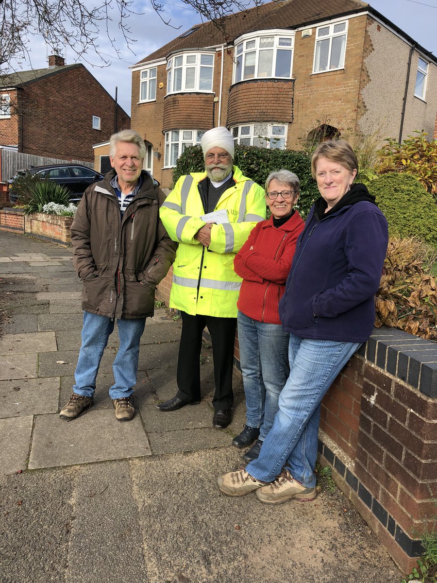 birdijaswant's tweet photo. #BablakeResidents at Lionsfield Av lobbying @coventrycc for a #GritBin to be allocated along the Road so that it can be gritted during freezing weather to make it safe. Finally City Council listened & put a Grit Bin as requested and even gave demonstration how to spread the Grit. https://t.co/WCD0hQvYAx