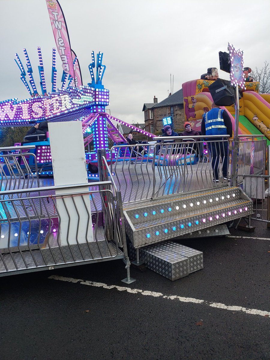 boabster1's tweet photo. Kids enjoying the wee xmas light switch on in clarkston .. 
Was on a few rides myself.. Forgot how mich fun they were https://t.co/AkVBhVetEE