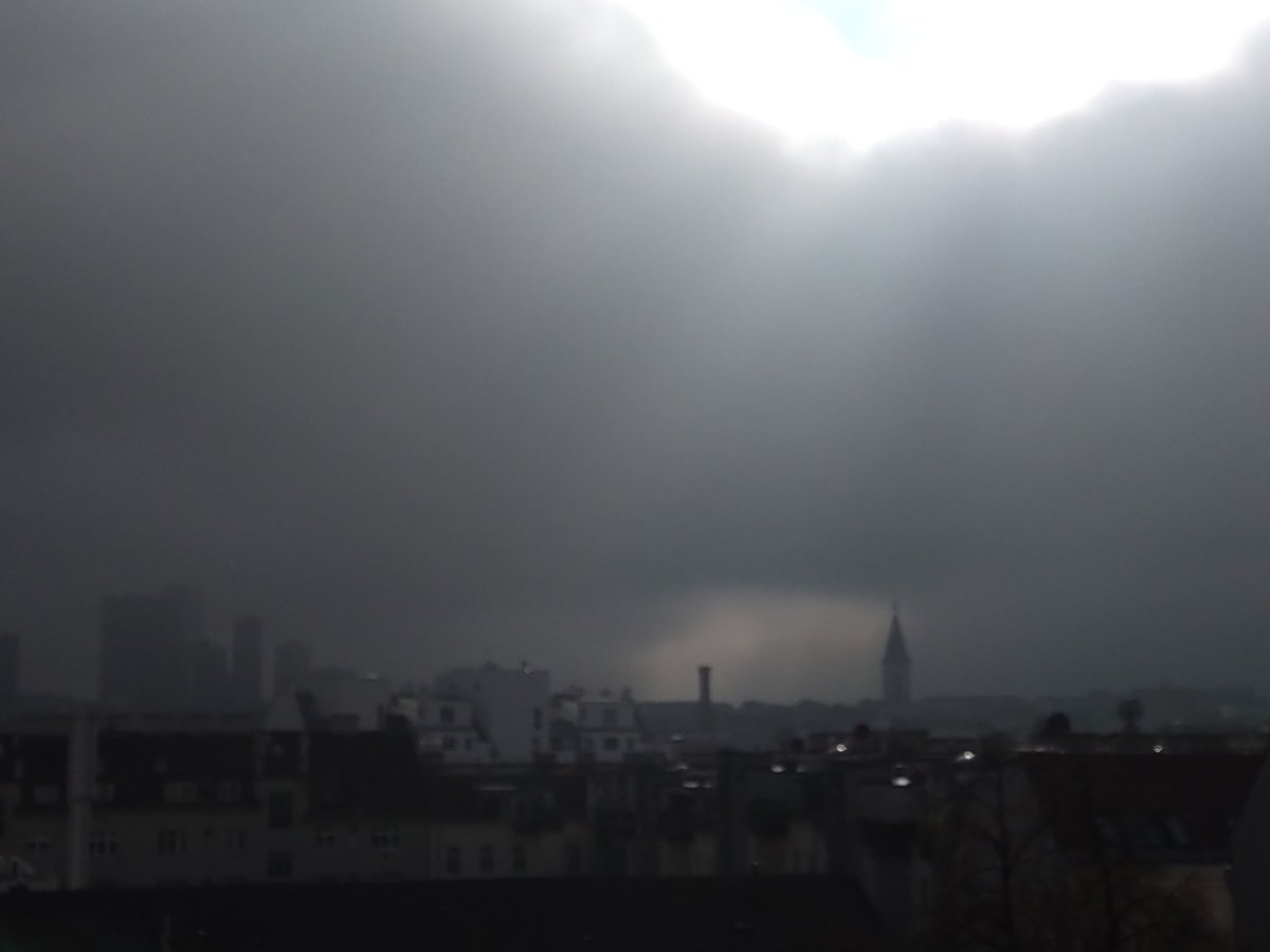 cheerssu's tweet photo. #Sonntag Mittag in #Wien #wienliebe #Herbstliebe #November2021 views of #Vienna #Autumnvibes #fogscape @StormHour @ThePhotoHour https://t.co/VB3WurOsV1