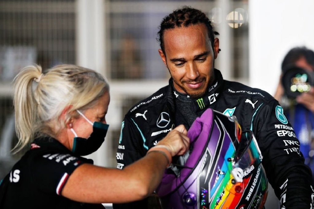 LH44_Lisa's tweet photo. Well done @LewisHamilton π on #Pole102 π yesterday ππΎ What.A.Lap #TeamLH #QatarGP https://t.co/Ph5DTEuYTY