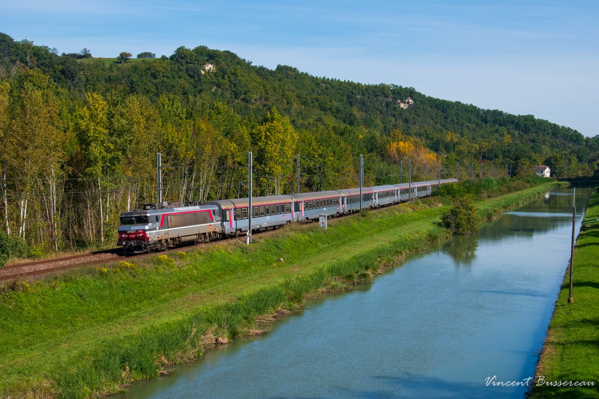 BubuVincent1's tweet photo. Passage à Malause de la 7258 en charge d'un IC Marseille - Bordeaux. Octobre 2021 https://t.co/1jR9goigYH
