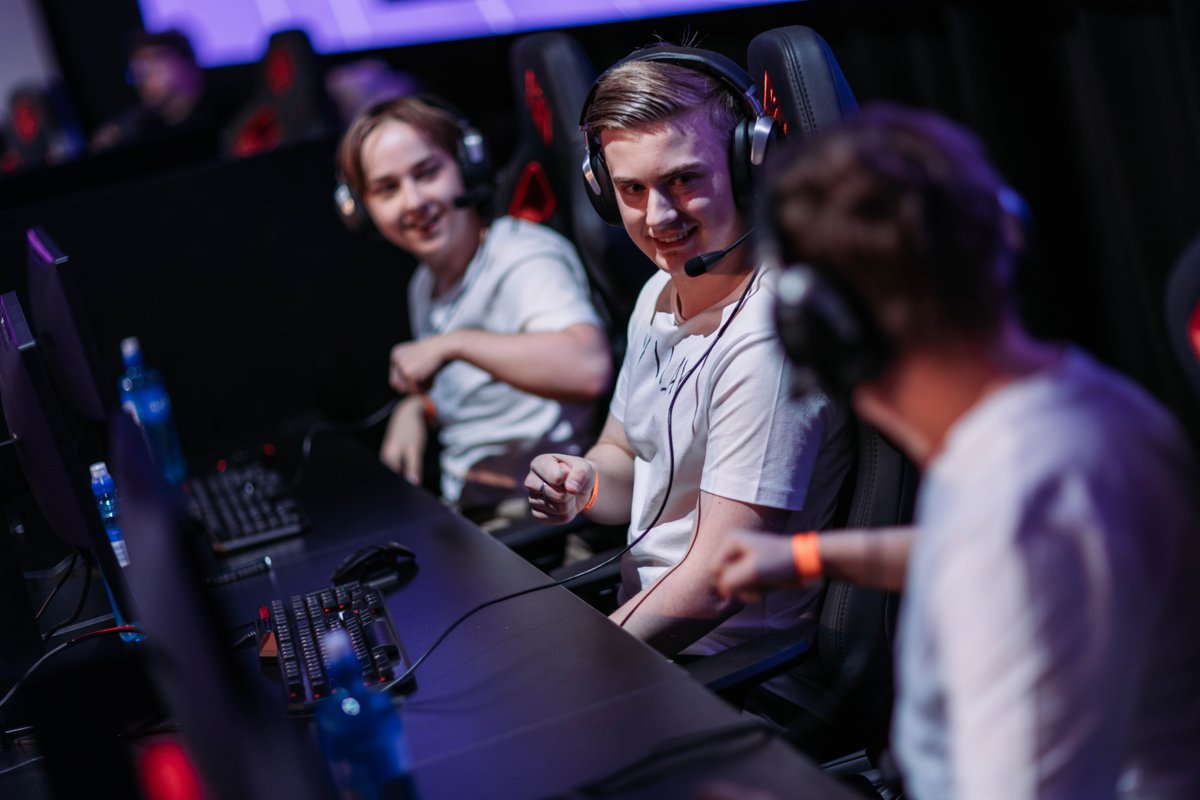 .<a href="/VilayeSport/">Vilay Esport</a> slår <a href="/MAJOResc/">MAJOR</a> i den første Rocket League-semien! 👏

Snart møtes <a href="/AW3ESPORTS/">AW3 Esports</a> og <a href="/00Prospects/">00PROSPECTS</a> i kampen om den andre finaleplassen 😃