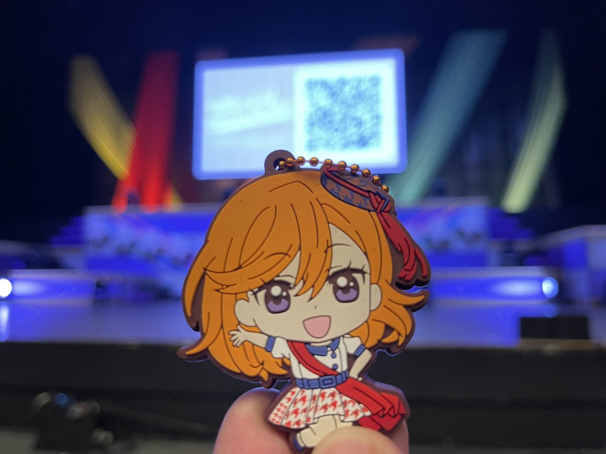Lake_Biwa53's tweet photo. 帰ってきた🤟
ガチの目の前で彼女たちのパフォーマンスみれて最高やった‼️
残念ながらぺいちゃんの頭でワシは写ってないけど、ペイちゃん頭上のオレンジのブレードがワイw
そして対戦してくれた方々ありがとう‼️
両サイドのオタクとも楽しめた‼️
Liella!ちゃんサイコー🤩👍
 #Liella_大阪_8star https://t.co/r3tTQlikz9