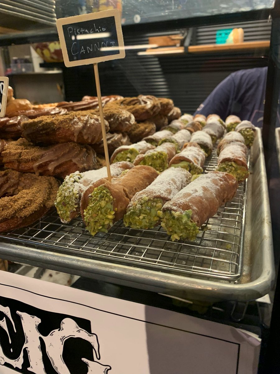 Not only does DEIG bakery in downtown Reykjavík make the best bagels, they are now making cannoli! Just had to get some 😍😋