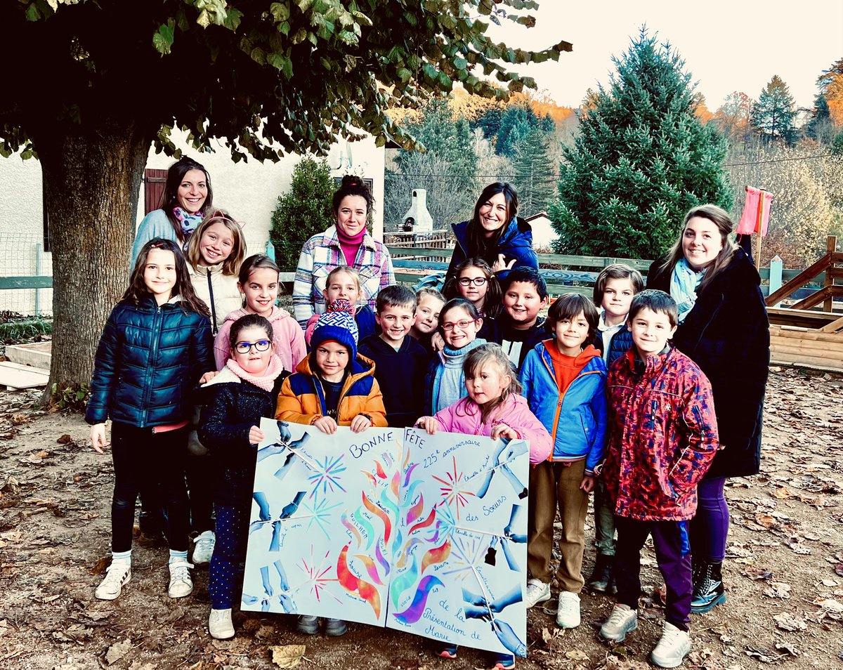 SarahPanda43's tweet photo. 🎂 Ce 21 novembre 2021 marque le 225e anniversaire de notre Tutelle! 💒
Dans notre petite école,construisons ensemble une flamme d'Espérance🔥à partir de nos étincelles d’amitié ✨d'amour, de pardon✨, d'espoir✨, de joie ✨et de vie✨.. pour la fête de la Présentation de Marie. https://t.co/lS7A1Oz9Uj