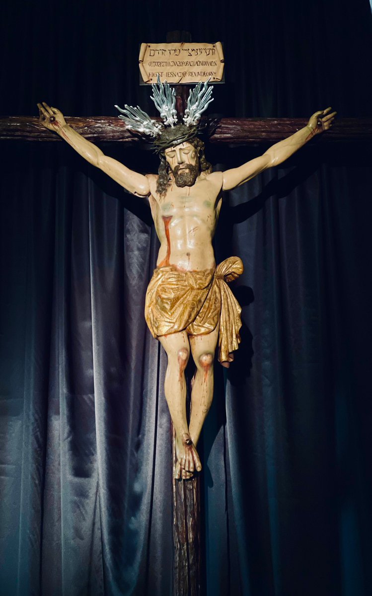 Hoy celebramos la Solemnidad de Cristo Rey del Universo, fiesta que cierra el Año Litúrgico.

Dicha fiesta fue instituida por el Papa Pio XII, después de la Primera Guerra Mundial.

Jesús, Reina desde la Cruz, con los brazos abiertos abarcando a toda la humanidad.