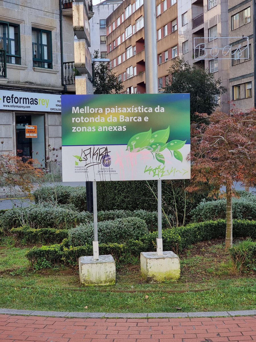 ACambados's tweet photo. Es necesario que esté tipo de anuncios perduren en el tiempo meses después de que la mejora fue realizada?
Lo que estropea la paisaje de la rotonda es esa señal. #feismo @Pontevedrate https://t.co/vE48VTHpLF