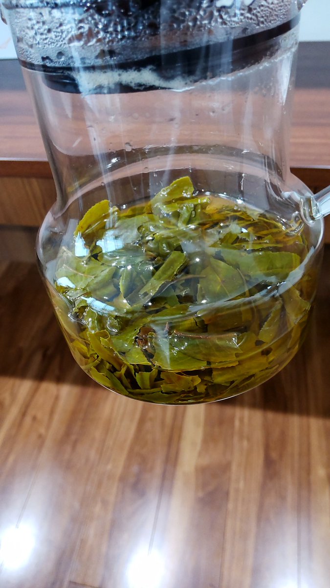 ヌワラエリアを飲みました。
葉っぱ、さすがに綺麗ですね。