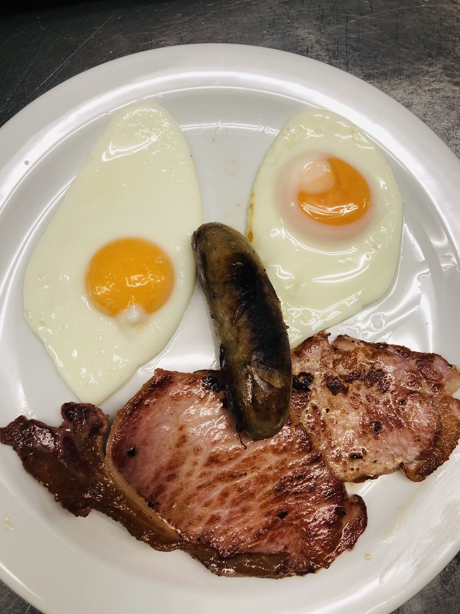 redcupcafeuk's tweet photo. 🤣Happy Sunday folks 🤣Henal's amazing plating skills 😳Please rate it from 1-10 🙏🏽❤️#RateMyPlate #redcupcafeuk #cafe #notjustacafe #morethanacafe #northharrow #harrow #pinner #london #food #eat #breakfast #alldaybreakfast #brekkie #bacon #eggs #sausages #fun #smile #sundaymood https://t.co/yKRTnQB7rU