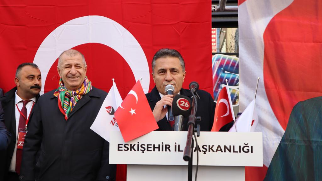zaferpartisi's tweet photo. Genel Başkanımız Ümit Özdağ, Sivas’tan sonra bugün de Eskişehir İl Başkanlığı binasının açılışını gerçekleştirdi. 
İl Başkanı Soner Çam ve yönetim kuruluna başarılar dileyen Özdağ, açılışa katılan vatandaşlarla sohbet etti. 
#TürkiyeninZaferi https://t.co/fcz6ojUOQi