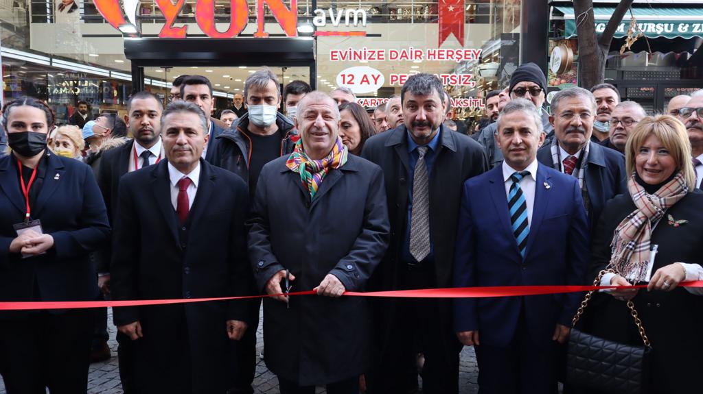 zaferpartisi's tweet photo. Genel Başkanımız Ümit Özdağ, Sivas’tan sonra bugün de Eskişehir İl Başkanlığı binasının açılışını gerçekleştirdi. 
İl Başkanı Soner Çam ve yönetim kuruluna başarılar dileyen Özdağ, açılışa katılan vatandaşlarla sohbet etti. 
#TürkiyeninZaferi https://t.co/fcz6ojUOQi