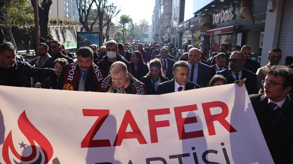 zaferpartisi's tweet photo. Genel Başkanımız Ümit Özdağ, Sivas’tan sonra bugün de Eskişehir İl Başkanlığı binasının açılışını gerçekleştirdi. 
İl Başkanı Soner Çam ve yönetim kuruluna başarılar dileyen Özdağ, açılışa katılan vatandaşlarla sohbet etti. 
#TürkiyeninZaferi https://t.co/fcz6ojUOQi