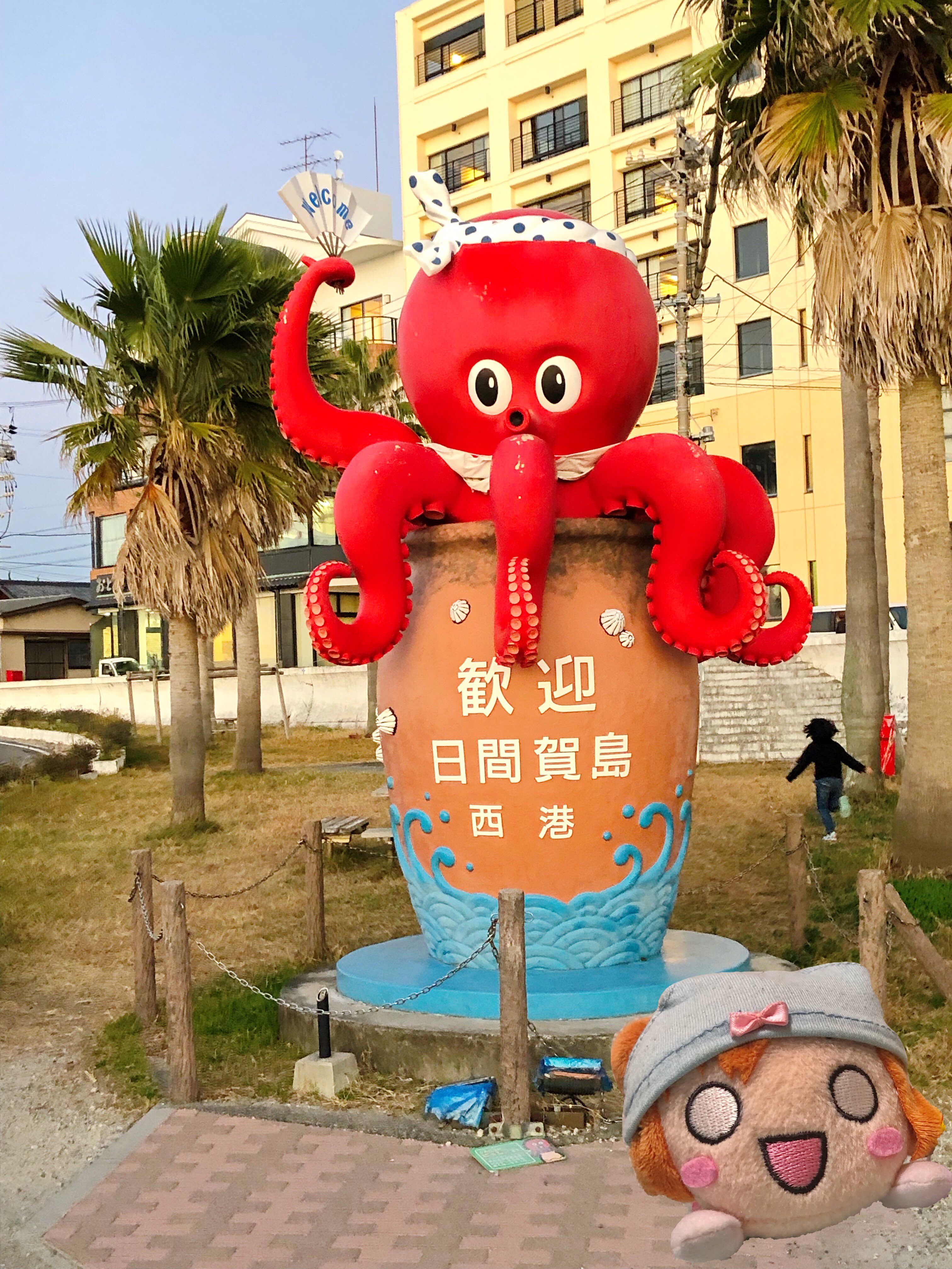 らんなばうと 寝そべりぬいぐるみ同好会 日間賀島でいただいた丸茹で蛸がぬいぐるみに転生し お土産にゲオでオクトパストラベラー買ってきた回 ᴗ タコつながり たっこん 黒金セール T Co Qdvpbngtla Twitter