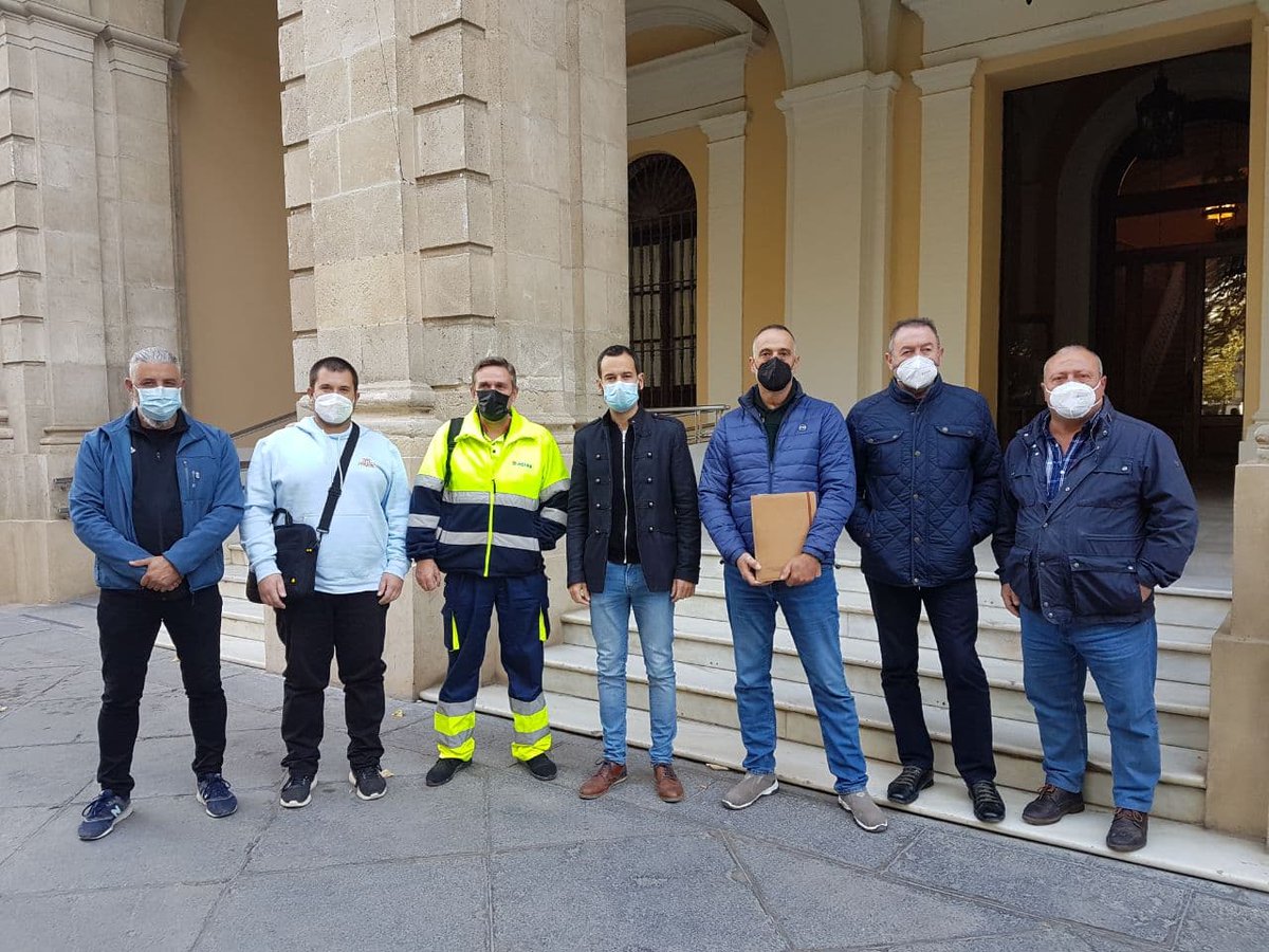 iusevillaciudad's tweet photo. Denunciamos la situación de la plantilla encargada del mantenimiento del Alumbrado Público en la zona Norte de Sevilla.💡

El lunes acuden al SERCLA y harán huelga los días 23 y 24.

Nuestro concejal @rojosevillano exige actuaciones al Gobierno municipal.

https://t.co/P0wjUvznC6 https://t.co/3pKnqWZQ7C