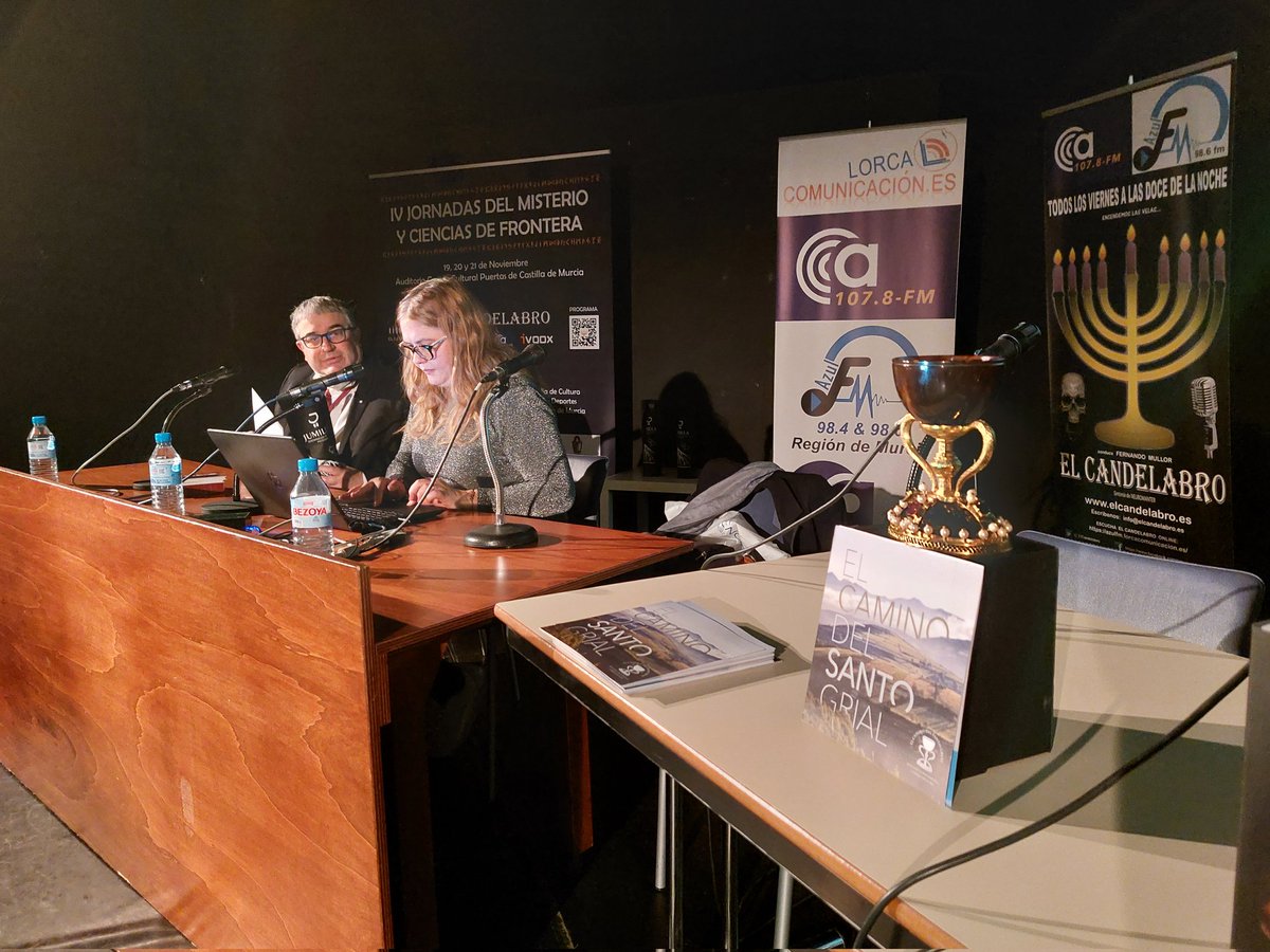 elcandelabro968's tweet photo. 🎤 @AnaMafGarca1: "Hemos podido demostrar que custodiamos en Hispania, actualmente en Valencia, una copa hebrea de bendición del siglo I-II a.C., una ágata sardónice" #IVJornadasElCandelabro #JornadasMisterioyCienciasdeFrontera https://t.co/LCDldfjWID