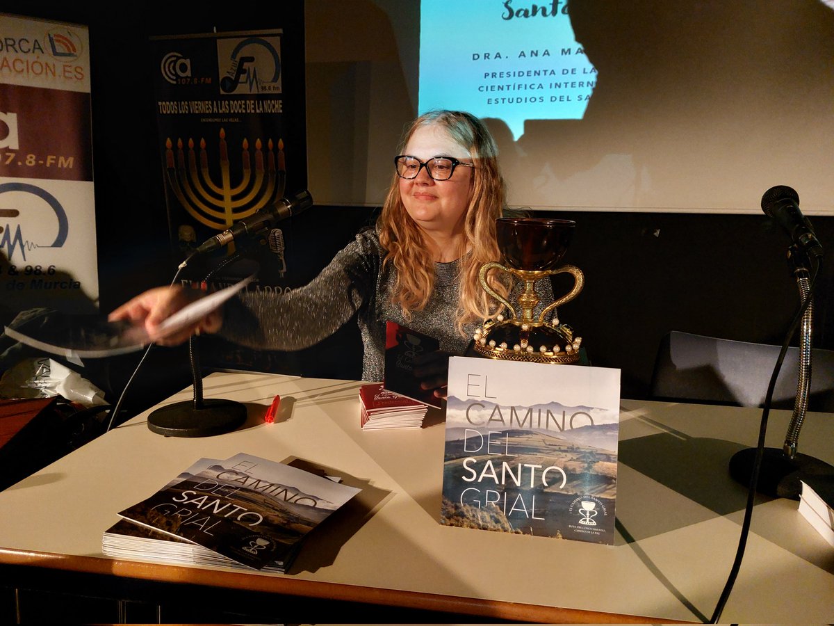 🎤 <a href="/AnaMafGarca1/">Ana Mafé García</a>: "Hemos podido demostrar que custodiamos en Hispania, actualmente en Valencia, una copa hebrea de bendición del siglo I-II a.C., una ágata sardónice" #IVJornadasElCandelabro #JornadasMisterioyCienciasdeFrontera