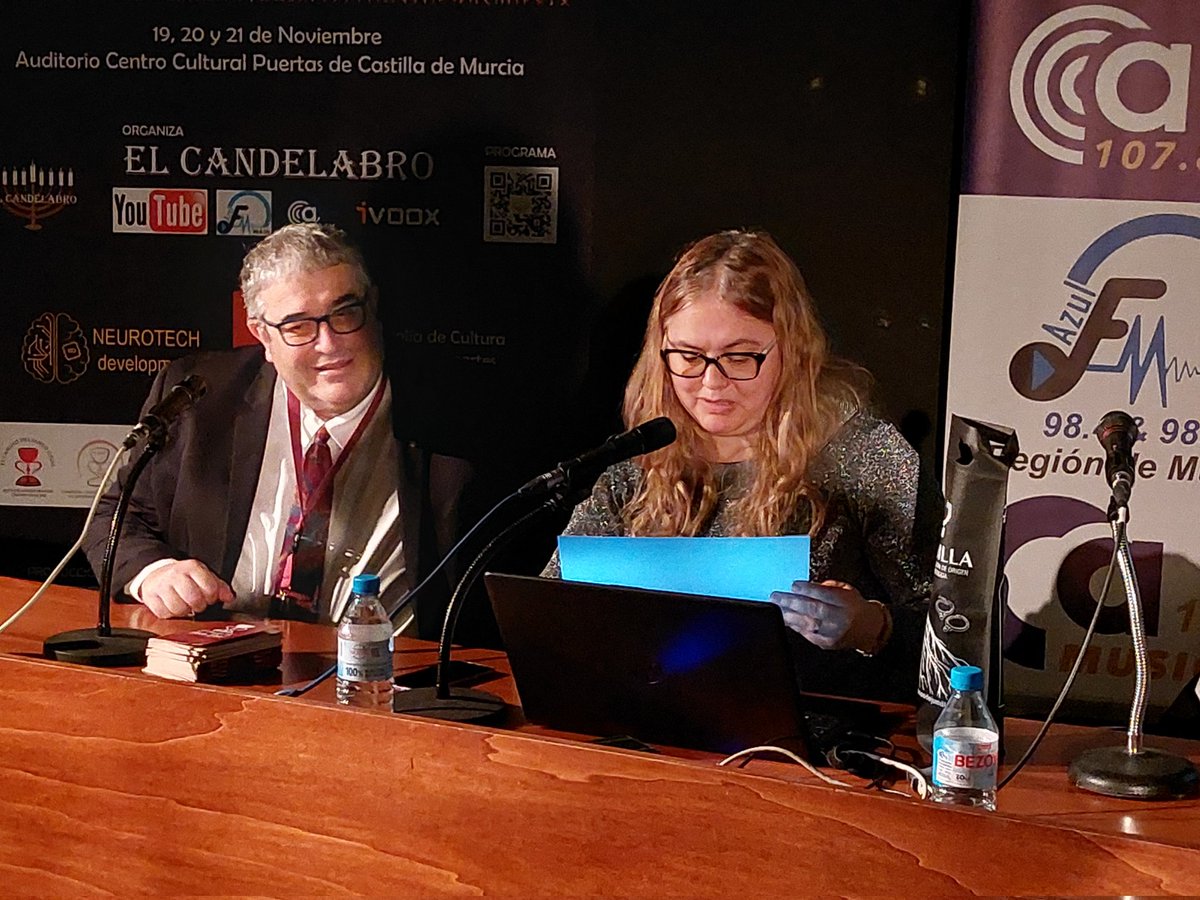 elcandelabro968's tweet photo. 🎤 @AnaMafGarca1: "Hemos podido demostrar que custodiamos en Hispania, actualmente en Valencia, una copa hebrea de bendición del siglo I-II a.C., una ágata sardónice" #IVJornadasElCandelabro #JornadasMisterioyCienciasdeFrontera https://t.co/LCDldfjWID