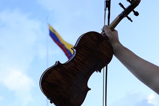 Llegué nuestro abrazo y felicitaciones a los músicos del Sistema Nacional de Orquestas y Coros Infantiles y Juveniles de Venezuela, por alcanzar con amor y compromiso patrio, el Record Guinness como #LaOrquestaMasGrandeDelMundo 
¡Orgullo para Venezuela!