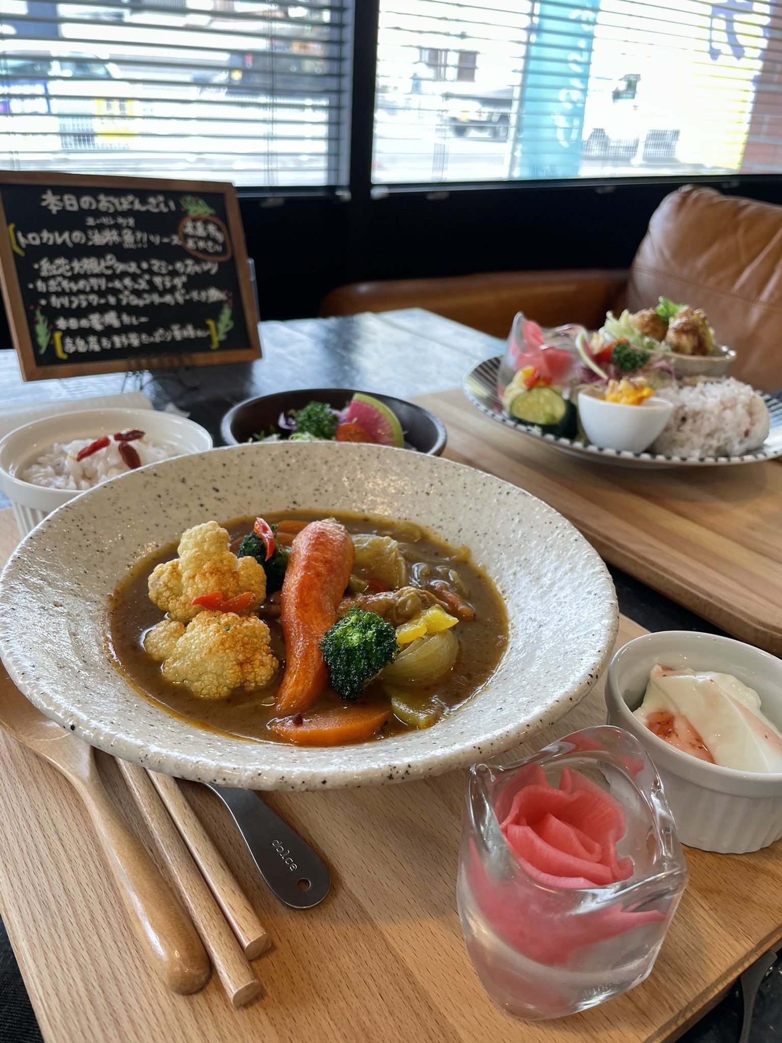 黄金の六連星 びわ湖ホールに向かう途中 安曇川駅近くにあるカフェ エクラさんでランチ いつもはパンケーキをいただくのですが 今日は初めてのランチタイムメニュー 地元野菜たっぷりの薬膳カレーをチョイスしていただきました 手づくりでとても