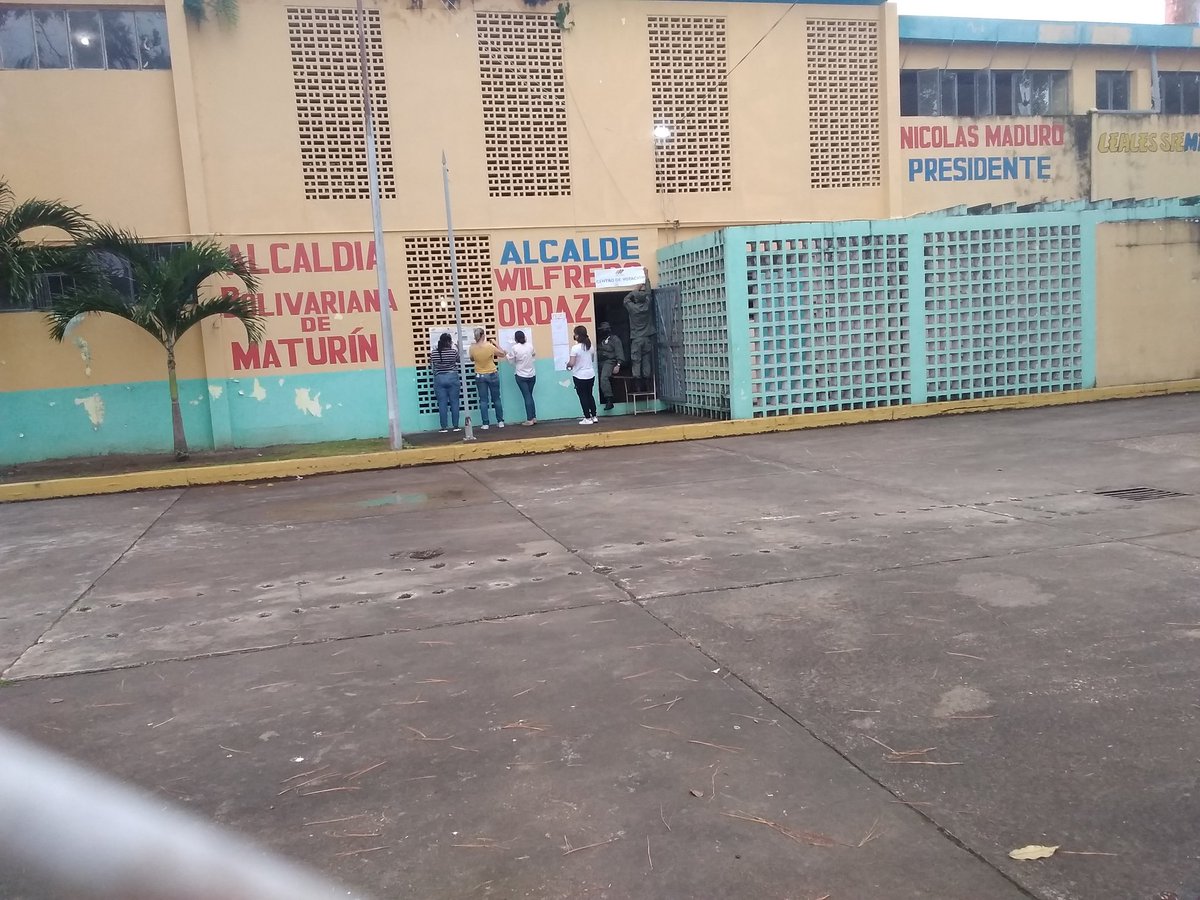7:43am| En el centro de votación Lía Imber de Coronil, el proceso inició a las 7am. Denuncian que electores tomaban fotos al comprobante, y por ley esto no está permitido. 
Testigos del centro comentaron esta irregularidad.