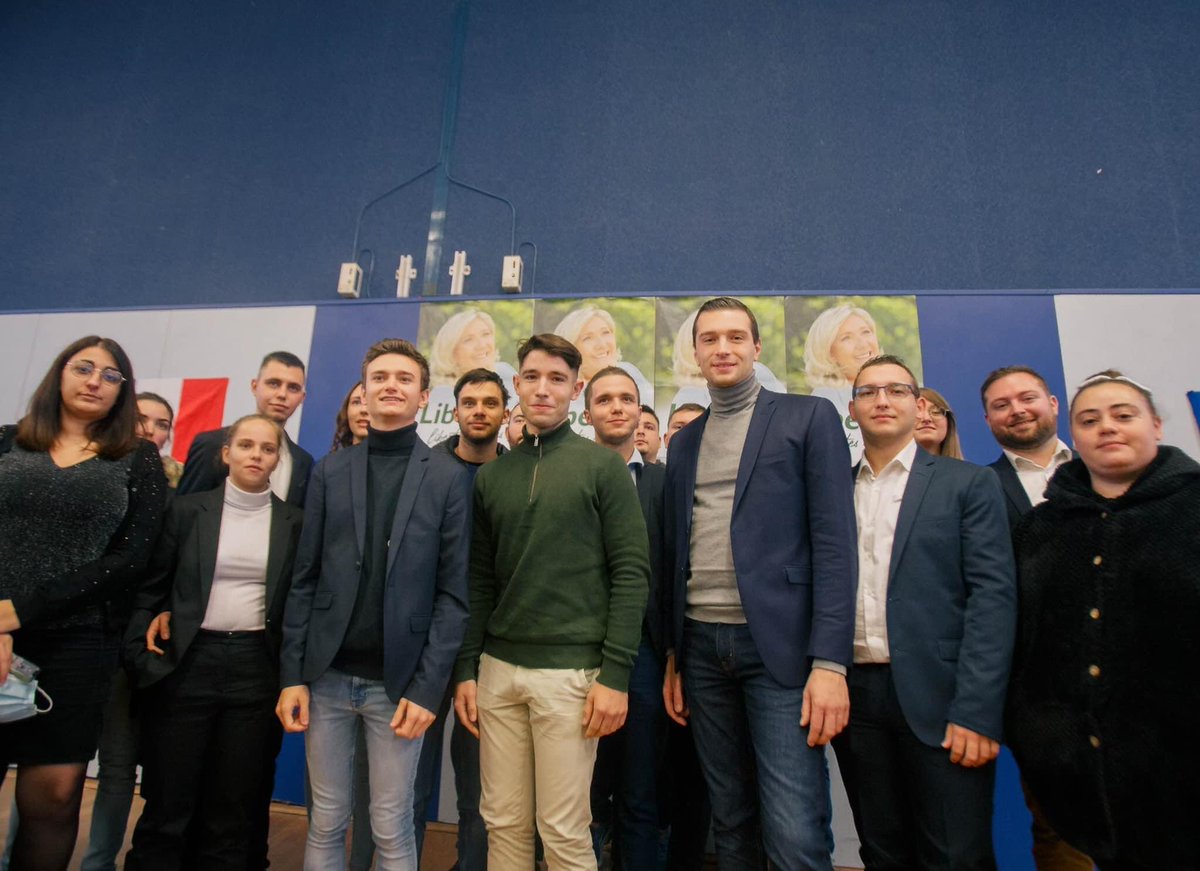 JulieApricena's tweet photo. La jeunesse était présente pour écouter @J_Bardella à #Fourchambault hier après-midi et faire gagner @MLP_officiel .
#MLaFrance #LesJeunesAvecMarine https://t.co/oESvDA6fjq