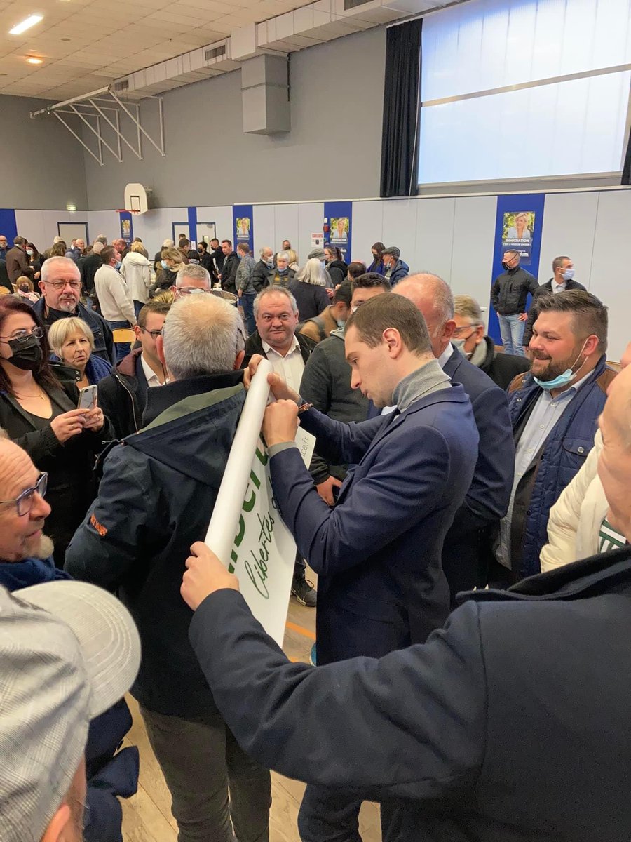 JulieApricena's tweet photo. La jeunesse était présente pour écouter @J_Bardella à #Fourchambault hier après-midi et faire gagner @MLP_officiel .
#MLaFrance #LesJeunesAvecMarine https://t.co/oESvDA6fjq