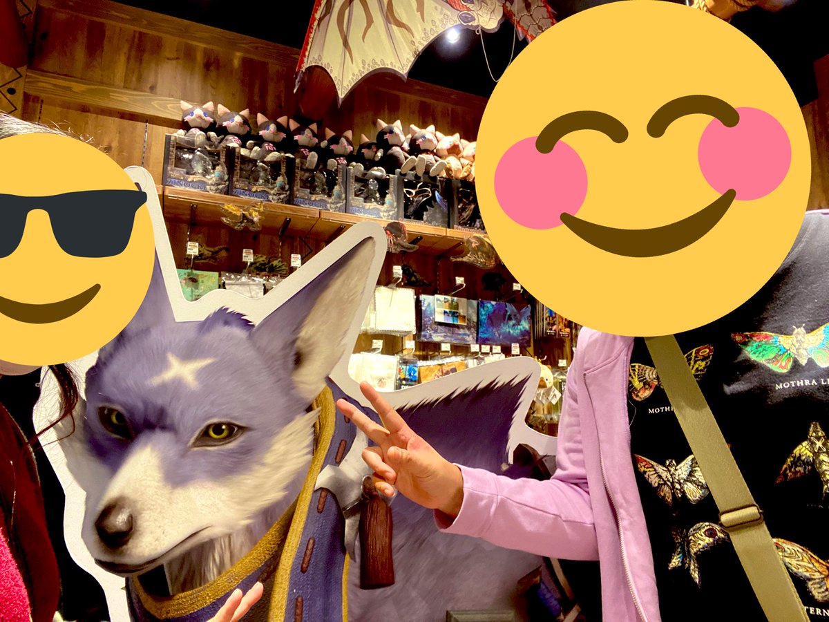 date_suparo08's tweet photo. カプコンショップも覗いてきた！

ガルクくんとみかんさんと自分で
ぱしゃりー！ https://t.co/fcbPMa3W8C