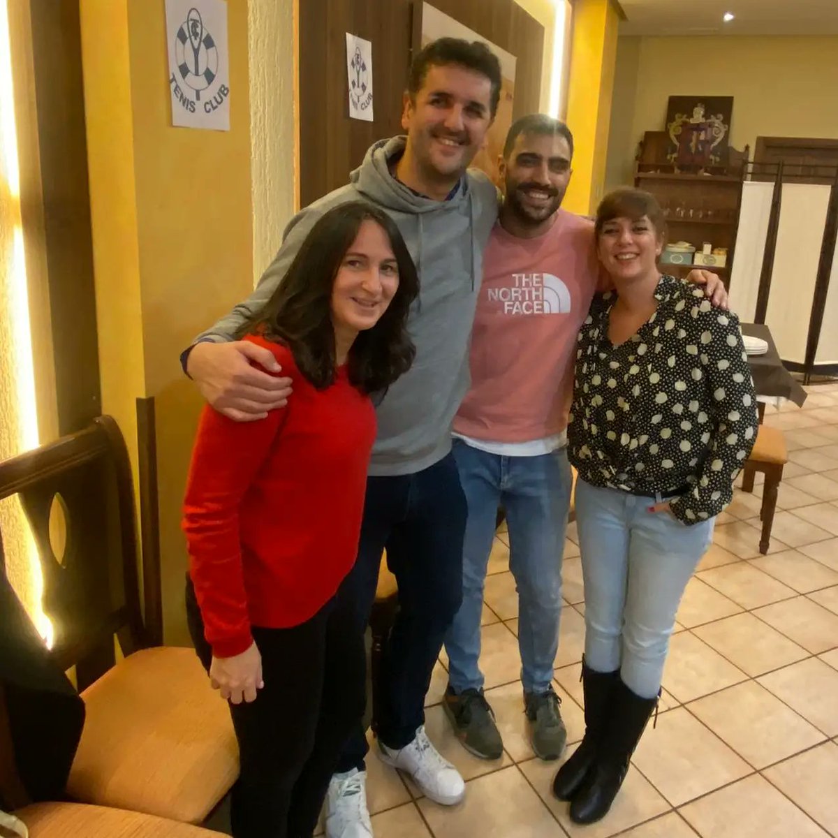 NoeBadajoz's tweet photo. Tras 20 años los alumnos y profes de #EscuelaDeTenis #TenisClub con #JulioPulido al frente, pasamos 1 día en familia.Vivimos moments emotivs qnos sirvieron para revivir y valorar todo loq aprendimos y lo felices q fuimos en nuestra infancia, rodeados de raquetas y buenas personas https://t.co/J2YJqMlxR9