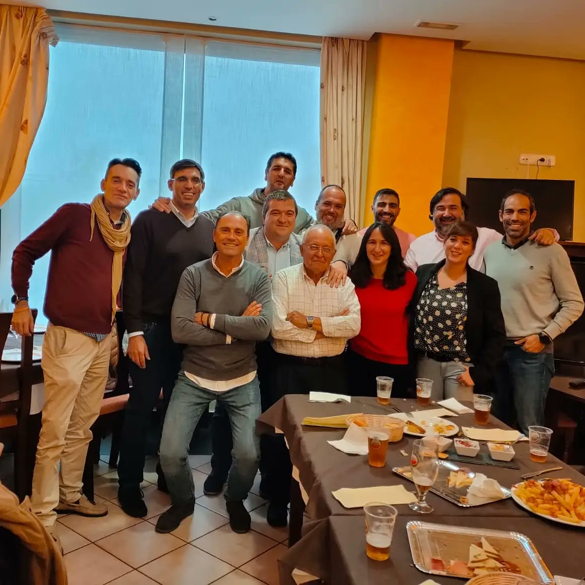 NoeBadajoz's tweet photo. Tras 20 años los alumnos y profes de #EscuelaDeTenis #TenisClub con #JulioPulido al frente, pasamos 1 día en familia.Vivimos moments emotivs qnos sirvieron para revivir y valorar todo loq aprendimos y lo felices q fuimos en nuestra infancia, rodeados de raquetas y buenas personas https://t.co/J2YJqMlxR9