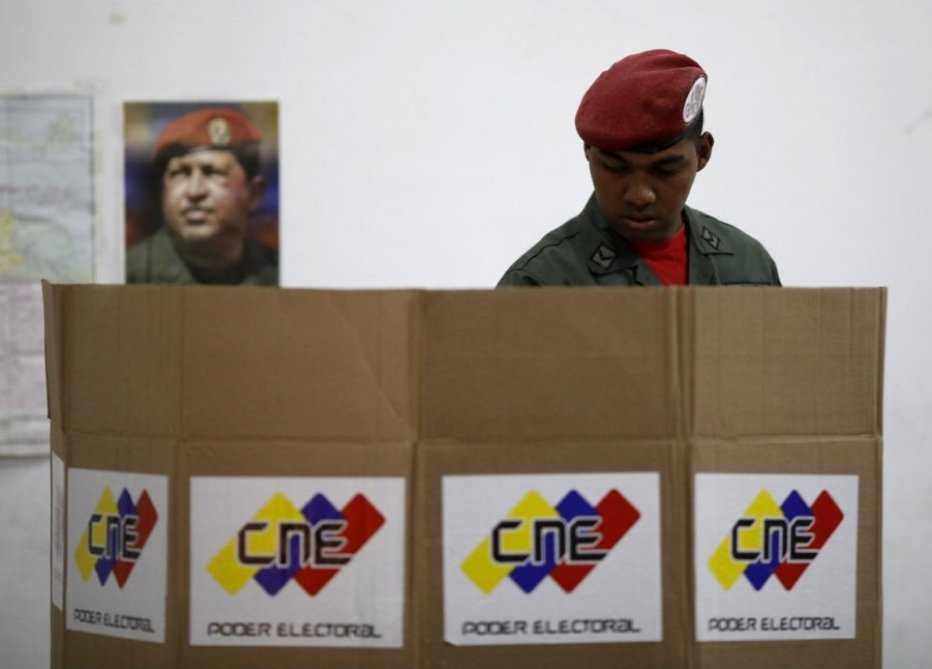 sanmartinhugo's tweet photo. #21Nov Hoy se celebran "elecciones" regionales y municipales en #Venezuela con 252 opositores presos y el Poder electoral controlado. Las elecciones no son el símbolo de la democracia. Frente a esto: democracia por sorteo #dxs #democraciaporsorteo #eleccionesvenezuela #fraude https://t.co/Bt7Mk1goKe