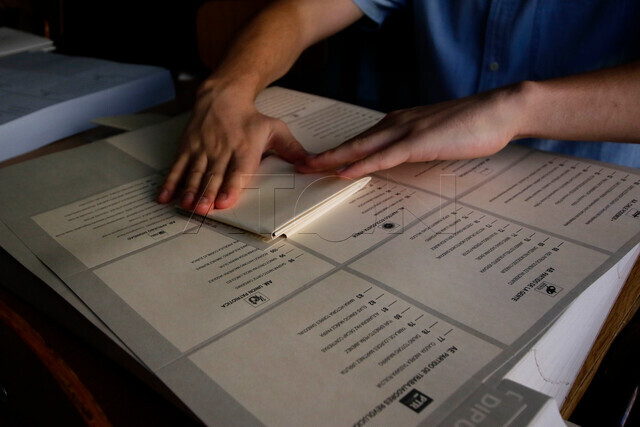 Vocales de mesa constituyen mesas en el Liceo Javiera Carrera, durante Elecciones Presidenciales, Parlamentarias y de consejeros Regionales 2021 Javier Salvo/Aton Chile #MEGAELECCION2021 #EleccionesChile2021