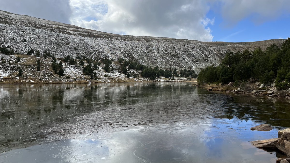 AurelioMedel's tweet photo. La Lagunas de Neila se preparan para recibir la primera gran nevada. La Laguna Larga, la primera, ya está helado, la Negra y la de la Cascada, aún no. El pueblo, espectacular. Con falta de agua. ⁦@Burgosenelmundo⁩ https://t.co/XKI0bChOXB