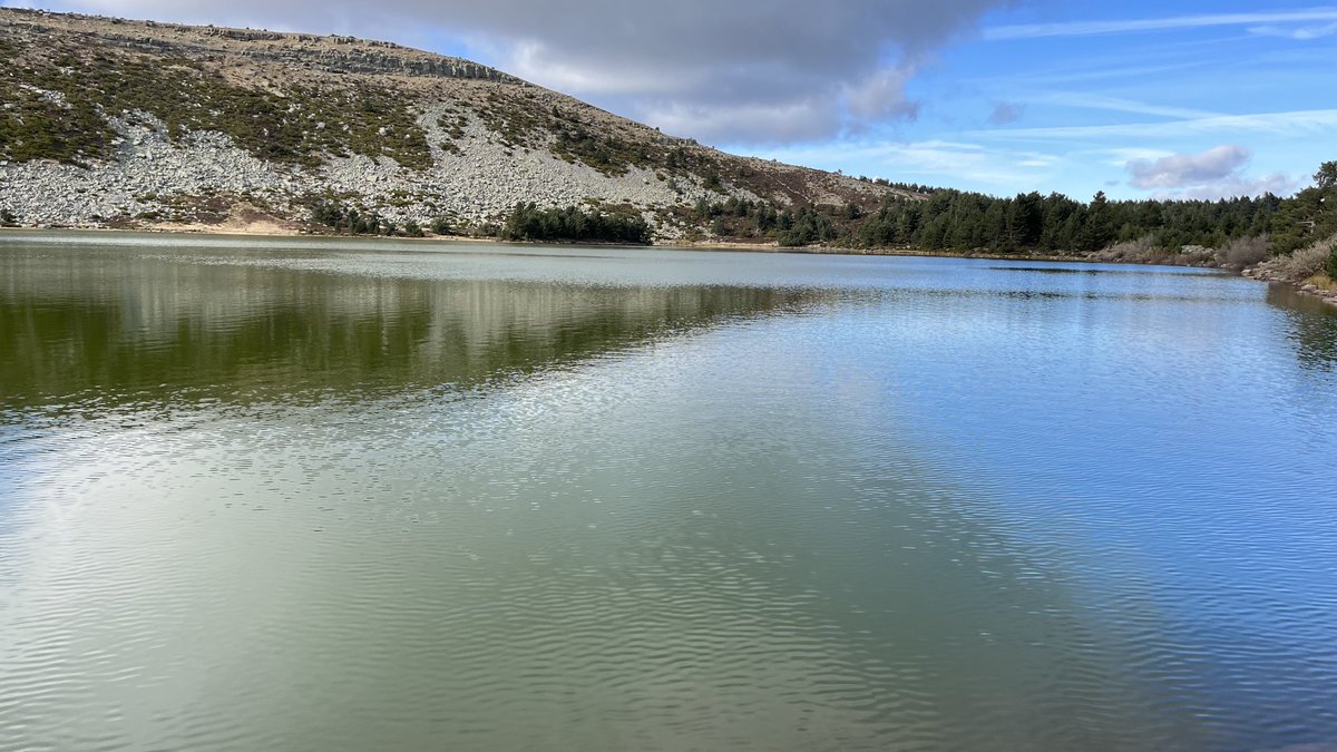 AurelioMedel's tweet photo. La Lagunas de Neila se preparan para recibir la primera gran nevada. La Laguna Larga, la primera, ya está helado, la Negra y la de la Cascada, aún no. El pueblo, espectacular. Con falta de agua. ⁦@Burgosenelmundo⁩ https://t.co/XKI0bChOXB