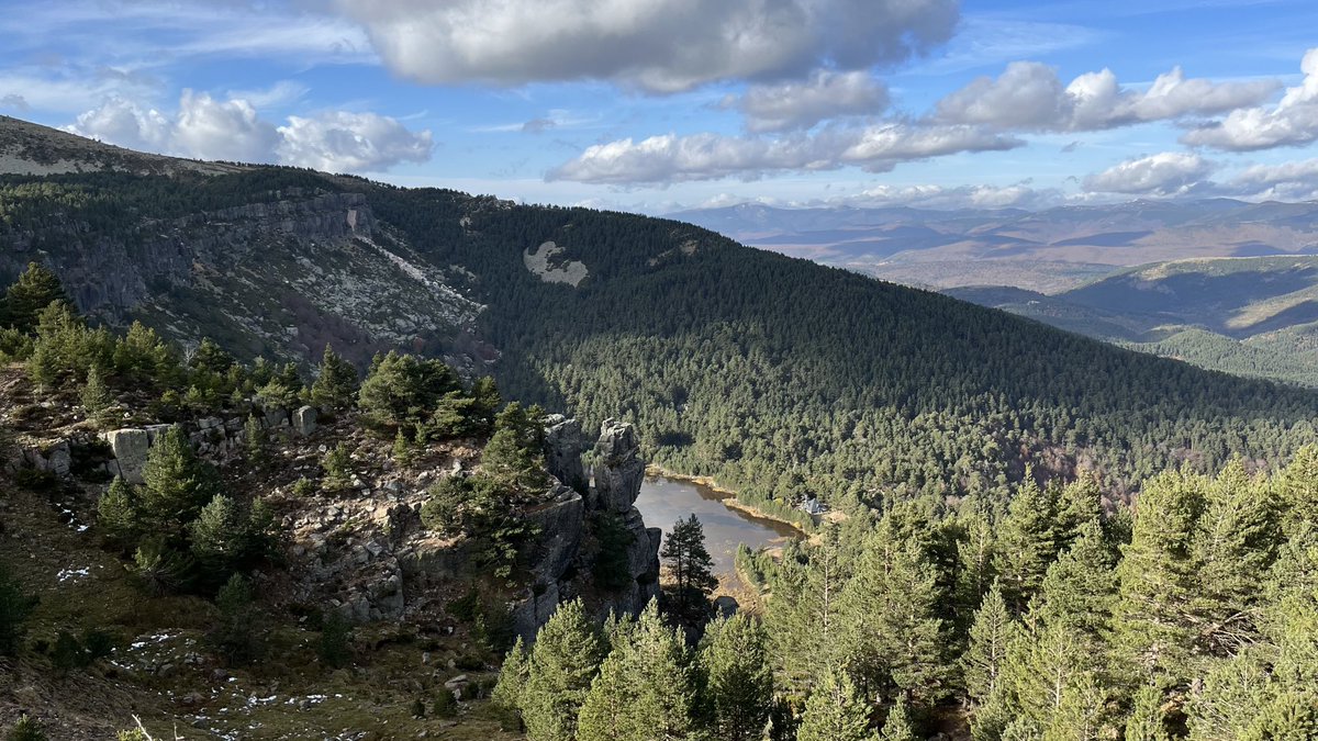 AurelioMedel's tweet photo. La Lagunas de Neila se preparan para recibir la primera gran nevada. La Laguna Larga, la primera, ya está helado, la Negra y la de la Cascada, aún no. El pueblo, espectacular. Con falta de agua. ⁦@Burgosenelmundo⁩ https://t.co/XKI0bChOXB